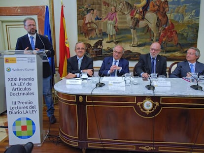 El ganador del XXXI Premio LA LEY de artículos doctrinales, Cristóbal Molina, da su discurso en el acto de entrega del galardón, que recibió de manos del fiscal general del Estado, José Manuel Maza.