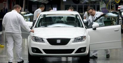 Varios operarios de la factoría automovilística Seat trabajan en la cadena de montaje. EFE/Archivo