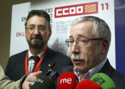 El secretario general de CCOO, Ignacio Fernández Toxo (d), atiende a los medios.