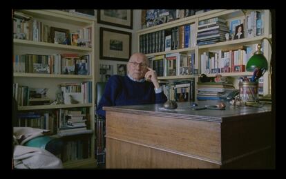 Imagen del documental 'Mario Camus, según el cine", con el cineasta cántabro en su piso de Santander. A sus espaldas asoma un retrato en blanco y negro de Ignacio Aldecoa.