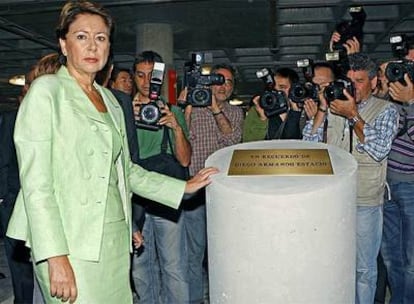 Álvarez, junto a la placa en memoria de Diego Armando Estacio.