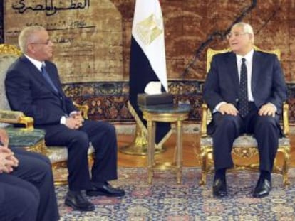 Adli Mansur (centro), presidente egipcio.