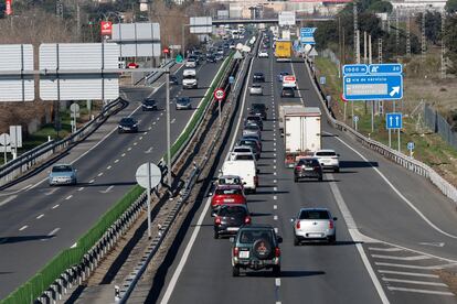 Tráfico en la autovía de Burgos A-1 a la salida de Madrid, este jueves a mediodía.