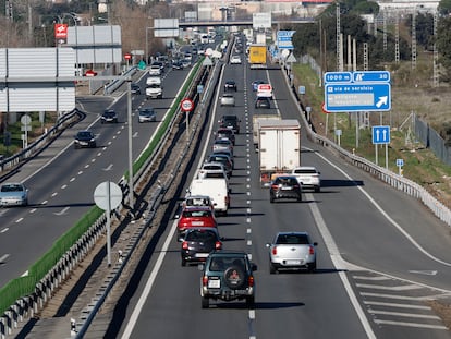 Tráfico en la autovía de Burgos A-1 a la salida de Madrid, este jueves a mediodía.