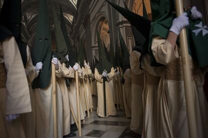 Penitentes participan en la procesión de 'Lágrimas y Favores' de Málaga.