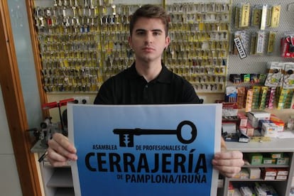 Iker de Carlos portavoz de la asamblea de profesionales de la cerrajer&iacute;a de Pamplona que se oponen a colaborar con los  desahucios. 