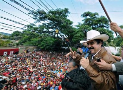 El presidente depuesto de Honduras, Manuel Zelaya, se dirige a sus simpatizantes desde la embajada de Brasil en Tegucigalpa