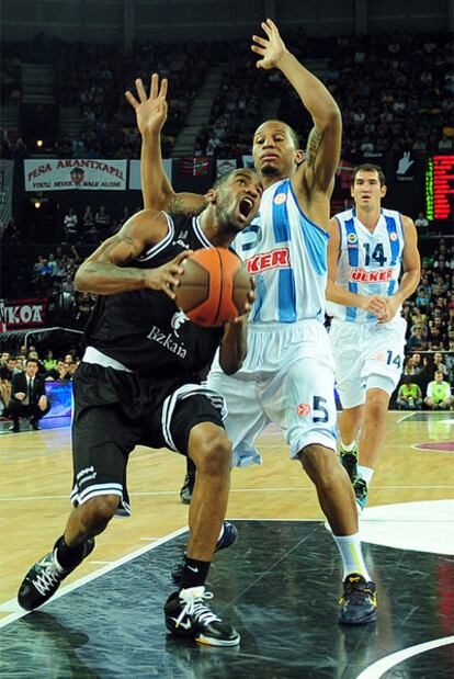 D'Or Fischer encara a Curtis Jerrells durante el partido.