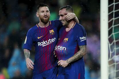 Paco Alcácer celebra con su compañero Lionel Messi uno de sus goles.
