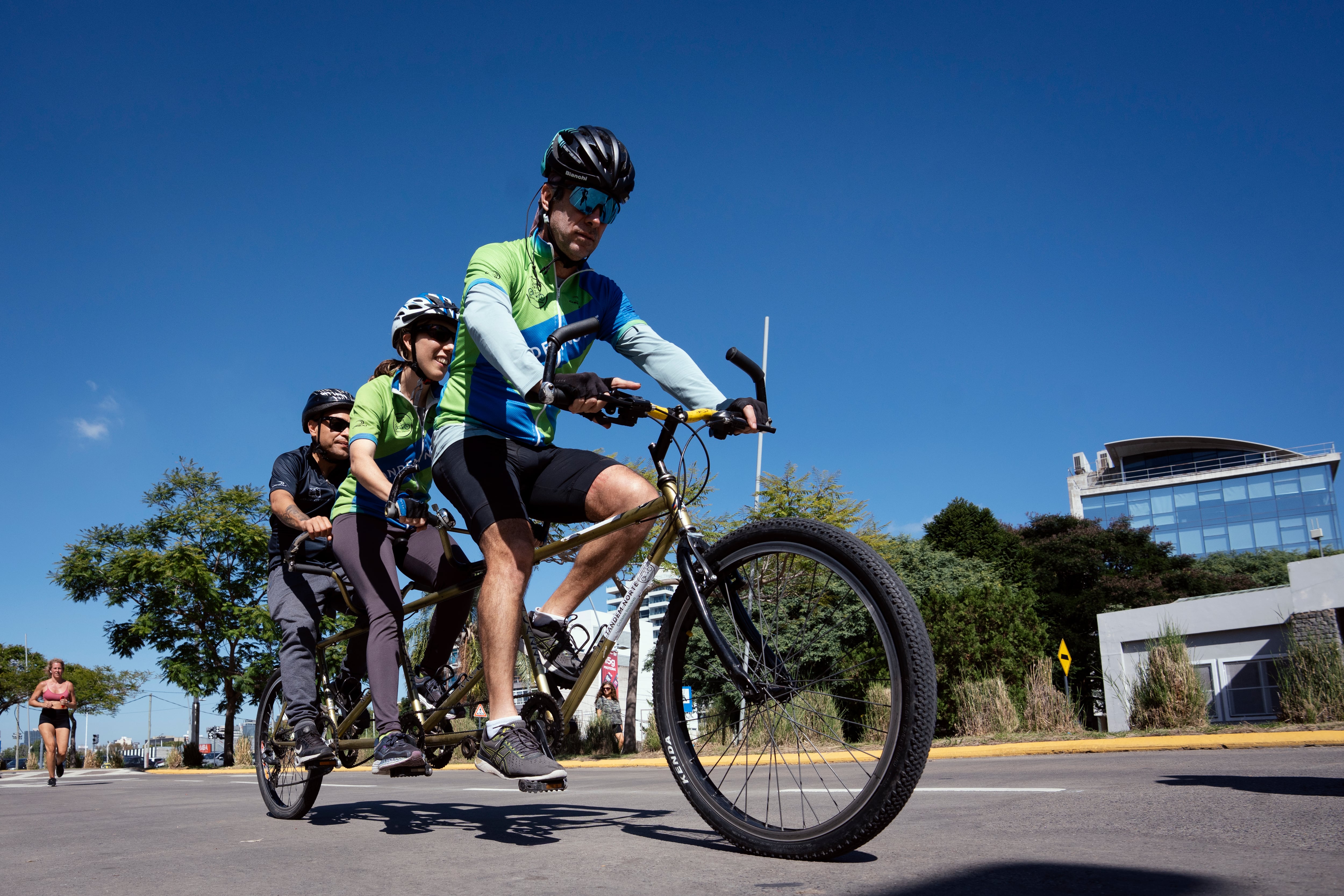Una comunidad argentina se organiza para que personas ciegas puedan andar en bicicleta