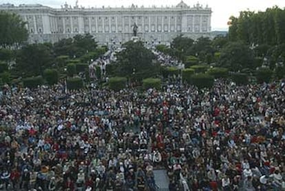 Un millar de personas siguen la representación de la ópera <i>La Traviata</i> en el Teatro Real a través de una pantalla gigante en la plaza de Oriente.