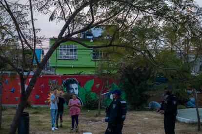 Elementos de la policía de Ciudad de México ofrecen una charla a vecinos de la zona de Iztapalapa sobre las restricciones sociales durante la emergencia por la pandemia de Covid-19.