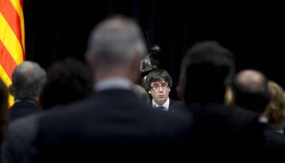 El presidente de la Generalitat, Carles Puigdemont, durante la recepción que ha ofrecido al cuerpo consular acreditado en Cataluña.