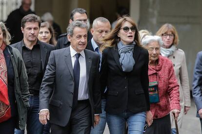 El ex presidente francés Nicolas Sarkozy y su esposa, la cantante Carla Bruni Sarkozy votan en la primera vuelta de la elección presidencial francesa de 2017 en la Escuela Secundaria Jean de la Fontaine.