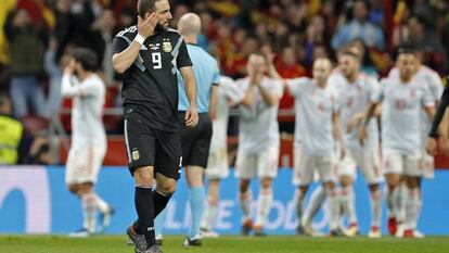 Higuaín lamenta derrota para a Espanha, em Madri.