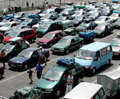 Coches a la espera de atravesar el Estrecho.