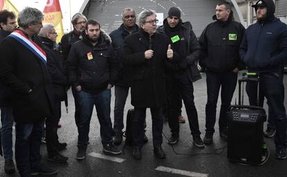 El líder izquierdista Jean-Luc Mélenchon habla a un grupo de ferroviarios en huelga en París