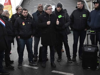 El líder izquierdista Jean-Luc Mélenchon habla a un grupo de ferroviarios en huelga en París