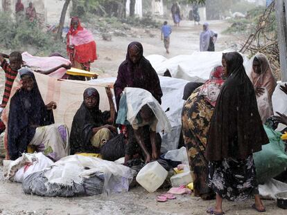 Mujeres desplazadas de la región de Bakool, con sus enseres tras llegar ayer a Mogadiscio.