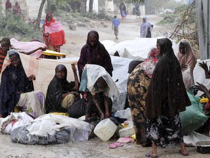 Mujeres desplazadas de la región de Bakool, con sus enseres tras llegar ayer a Mogadiscio.