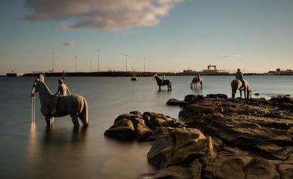 ‘La Marea Creciente’, del artista británico Jason deCaires, cuando estaba situada en la bahía de Arrecife.