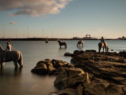 ‘La Marea Creciente’, del artista británico Jason deCaires, cuando estaba situada en la bahía de Arrecife.