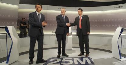 El director general de la RTVA, Pablo Carrasco, abandona el plat&oacute; mientras Gri&ntilde;&aacute;n y Valderas se saludan antes del debate de ayer.