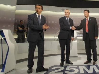 El director general de la RTVA, Pablo Carrasco, abandona el plat&oacute; mientras Gri&ntilde;&aacute;n y Valderas se saludan antes del debate de ayer.