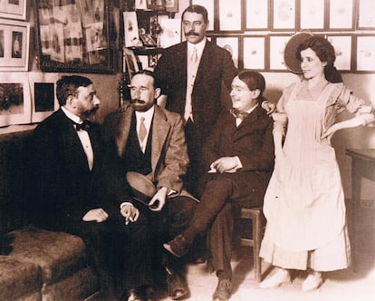 Desde la izquierda, el compositor Quinito Valverde, Carlos Arniches, el dramaturgo Enrique García Álvarez y los actores Enrique Chicote y Loreto Prado, tras el estreno de la obra 'Gente menuda', en 1911.