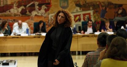 Yaiza García, concejal de IU en Rivas, abandona el pleno disconforme con su partido.