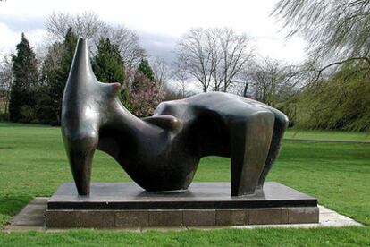 <i>Una figura tumbada </i>(1969-1970), de Henry Moore.