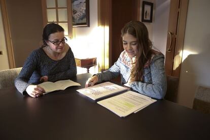 Anna F. recibe apoyo para seguir estudiando la carrera.