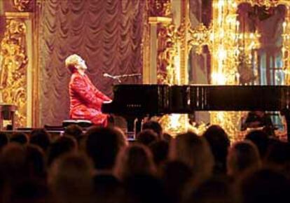 Elton John durante el concierto que ofreció en San Petersburgo.