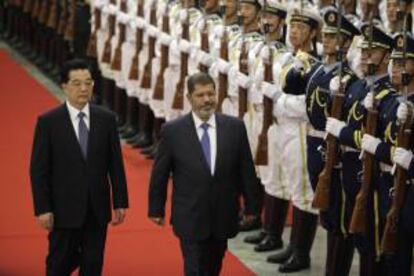 El presidente egipcio Mohamed Mori (d) y el presidente chino Hu Jintao pasan revista a la guardia de honor en el Gran Salón del Pueblo en Pekín, China, hoy, martes, 28 de agosto de 2012. Morsi se encuentra en China de visita oficial de tres días.