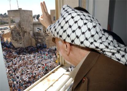 Arafat saluda a sus seguidores desde la Mukata de Ramala.