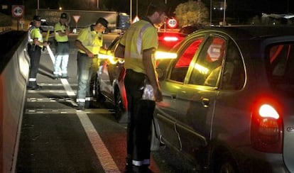 Guardias civiles, durante el control de alcoholemia junto a Algete. 