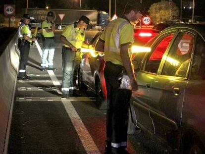 Guardias civiles, durante el control de alcoholemia junto a Algete.