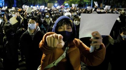 Manifestación en Pekín en protesta por las víctimas en el incendio de un edificio confinado, la semana pasada 