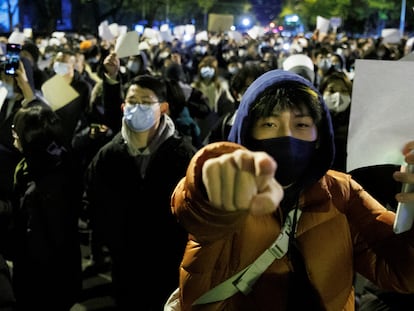 Manifestación en Pekín en protesta por las víctimas en el incendio de un edificio confinado.