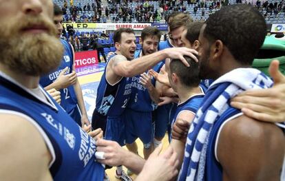 Los jugadores del Gipuzkoa Basket celebran su victoria.