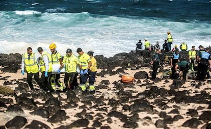 Los servicios de emergencias frente a las costas de Lanzarote.
