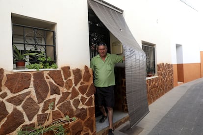 Un vecino de Sax, con la persiana alicantina en la puerta de su casa. 