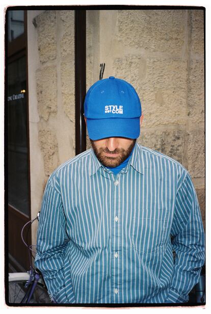 Beka Gvishiani, fundador de Style Not Com, posa para ICON en París en enero de 2024 con su inconfundible gorra azul.