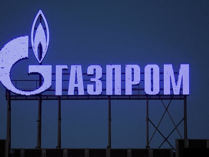 Estructura con el logo de Gazprom en un centro de negocios en San Petersburgo.