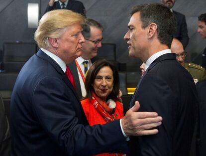 El jefe del Gobierno español, Pedro Sánchez, y el presidente de Estados Unidos, Donald Trump, se saludaron hoy por vez primera al coincidir ambos al inicio de la primera sesión de la cumbre de la OTAN. 