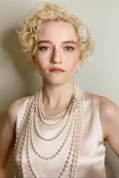 La que fuera nuestra chica de portada, Julia Garner, resultó ganadora en la categoría de mejor actriz de reparto de drama por Ozark. Recogió el premio a distancia luciendo look de inspiración años 20 firmado por Chanel.