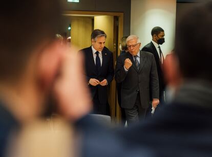 Borrell, junto al secretario de Estado de EE UU, Antony Blinken, antes de un Consejo de Exteriores de la UE.