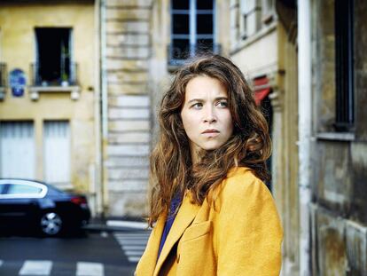 La escritora francesa Emma Becker, en el Barrio Latino de París.