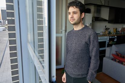Julen Pineda, en su casa de Vitoria, donde pasó solo el confinamiento.