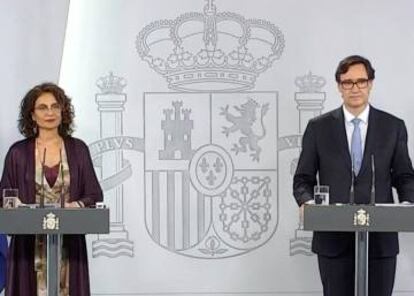 La ministra de Hacienda y portavoz del gobierno María Jesús Montero, y el ministro de Sanidad Salvador Illa, durante la rueda de prensa este domingo.